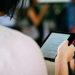 Ilustrasi seseorang membaca e-book melalui perangkat digital