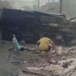 Kecelakaan truk muatan telur menabrak warung pingggir jalan raya