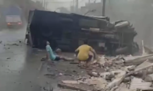 Kecelakaan truk muatan telur menabrak warung pingggir jalan raya