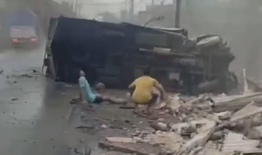 Kecelakaan truk muatan telur menabrak warung pingggir jalan raya