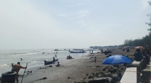 Pantai Alam Indah Tegal Ramai Dikunjungi Saat Liburan, Harga Kuliner Tuai Keluhan