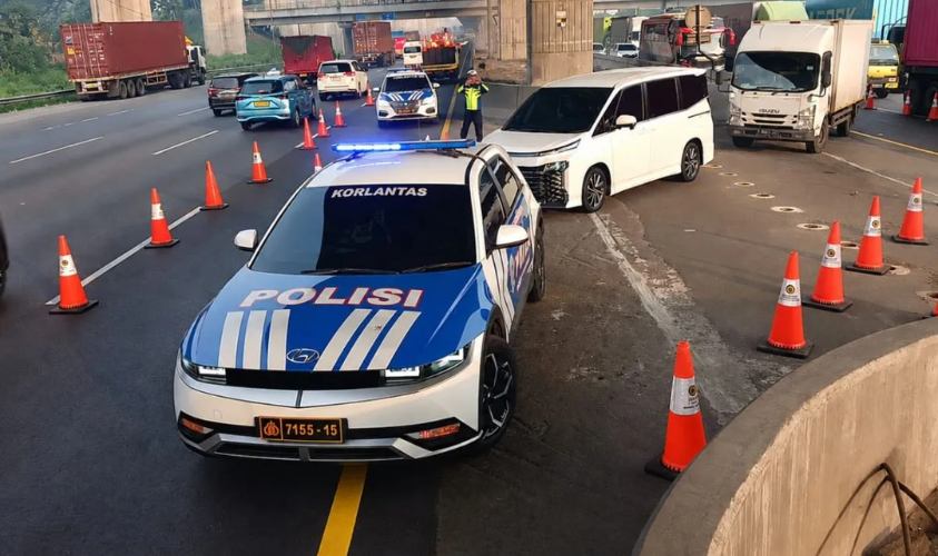 Contraflow di Tol Jakarta-Cikampek arah Cikampek saat pemeliharaan jalan berlangsung