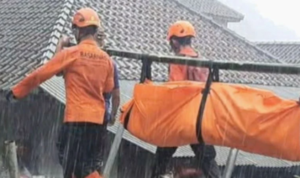 Tim SAR melakukan evakuasi korban longsor di kawasan wisata Curug Cileat Subang