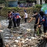 Viral! Aksi Pelajar Bersihkan Sungai Dapat Pujian Warga