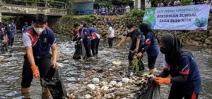 Viral! Aksi Pelajar Bersihkan Sungai Dapat Pujian Warga