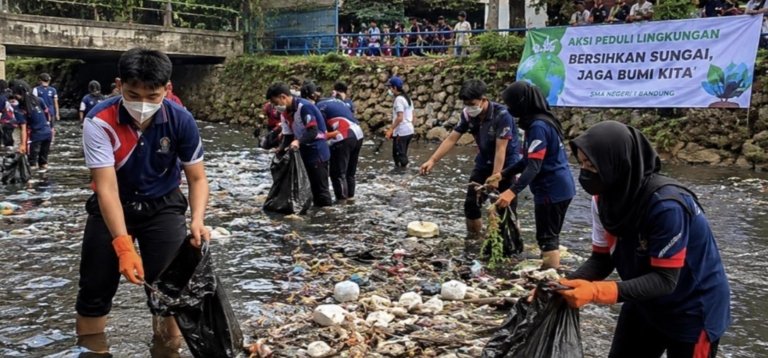 Viral! Aksi Pelajar Bersihkan Sungai Dapat Pujian Warga