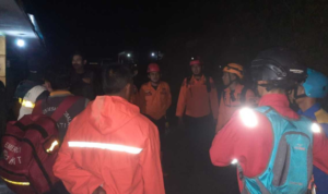 Petugas SAR mencari dua wisatawan asal Karawang yang hilang akibat longsor di Curug Cileat, Subang.