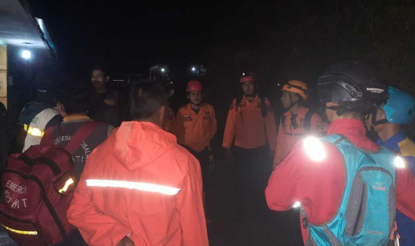 Petugas SAR mencari dua wisatawan asal Karawang yang hilang akibat longsor di Curug Cileat, Subang.