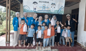Kegiatan PKM UBSI tentang cinta tanah air melalui kebersihan lingkungan