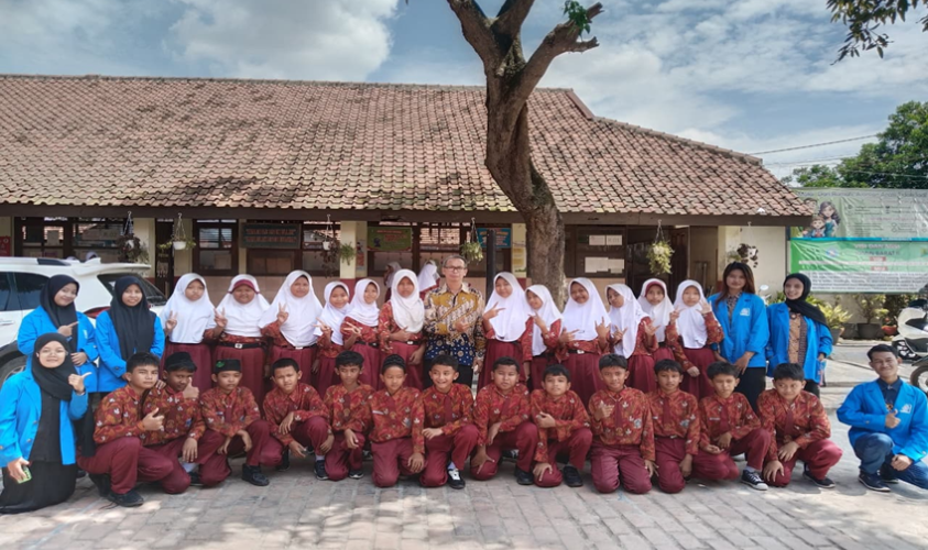 Penanaman nilai pancasila di SDN Jomin Barat II oleh mahasiswa UBSI Cikampek