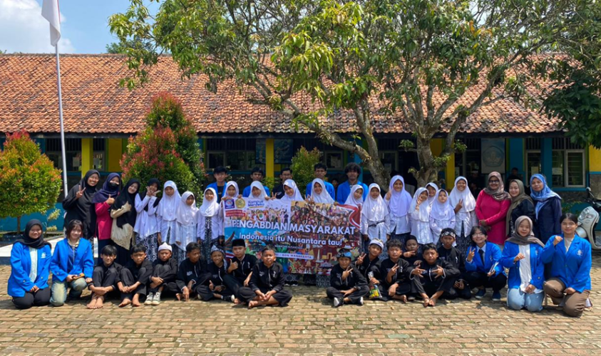 Mahasiswa UBSI memberikan edukasi Wawasan Nusantara kepada siswa SDN Wanakerta di Purwakarta