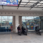 Gerai Indomaret di Cikampek tetap buka saat isu Indomaret tutup massal ramai dibahas di media sosial.