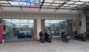 Gerai Indomaret di Cikampek tetap buka saat isu Indomaret tutup massal ramai dibahas di media sosial.
