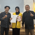 Ita Kurniawati mahasiswi UNNES yang lulus dengan novel sebagai tugas akhir.
