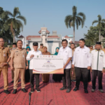 Pemkab Karawang dan DPD Asprumnas Karawang menyerahkan bantuan 28,5 ton telur untuk balita stunting.