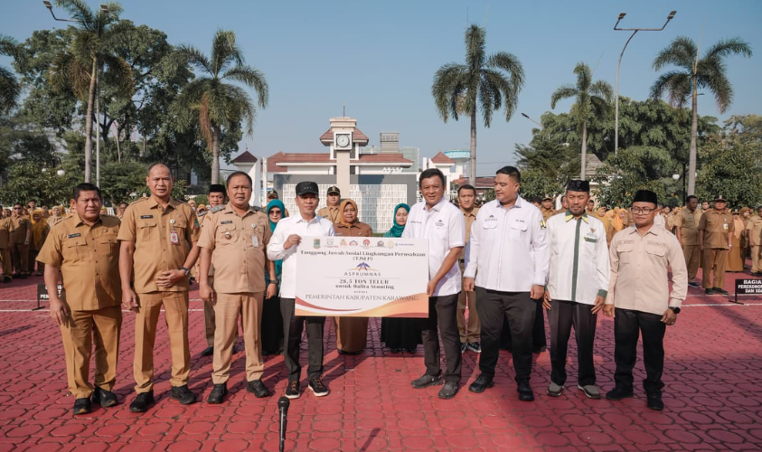 Pemkab Karawang dan DPD Asprumnas Karawang menyerahkan bantuan 28,5 ton telur untuk balita stunting.