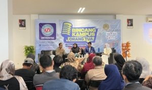 Talkshow dalam acara Bincang Kampus Bersama Orang Tua (BKOT)