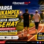 Warga Cikampek Berolahraga di Jogging Track Kecamatan Kotabaru pada sore hingga malam hari untuk menjaga kesehatan.