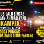 Kepadatan Arus Lalu Lintas di Jalan Ahmad Yani Cikampek arah Jakarta Pada Malam Hari yang diduga terjadi akibat Puncak Arus Balik Libur Panjang.