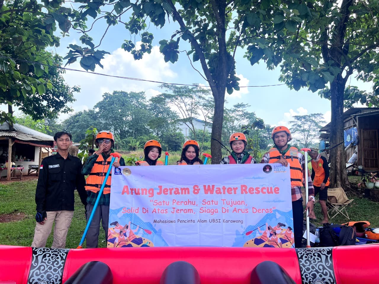 Peserta Mahasiswa Pecinta Alam UBSI Karawang mengikuti pelatihanarung jeram dan water Rescue menggunakan perlengkapan keselematan di perairan