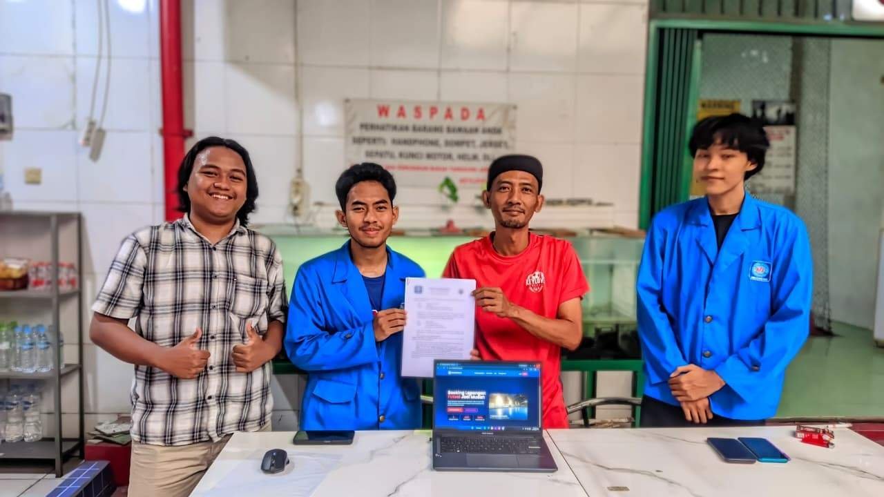 Tim mahasiswa UBSI Karawang menyerahkan website KeyLove Futsal kepada pengelola di Lapangan KeyLove Futsal, Cikampek, Karawang