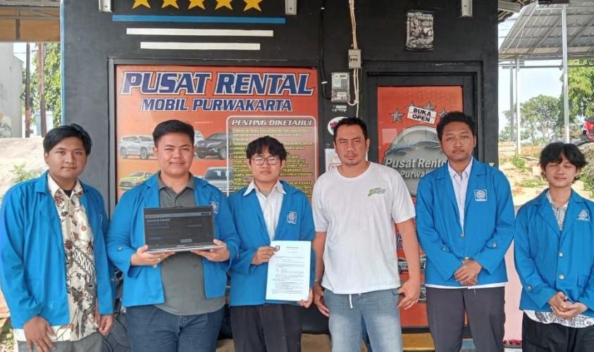 Tim mahasiswa UBSI Karawang menyerahkan Website Pusat Rentcar Purwakarta kepada pengelola di kantor Pusat Rentcar Purwakarta.