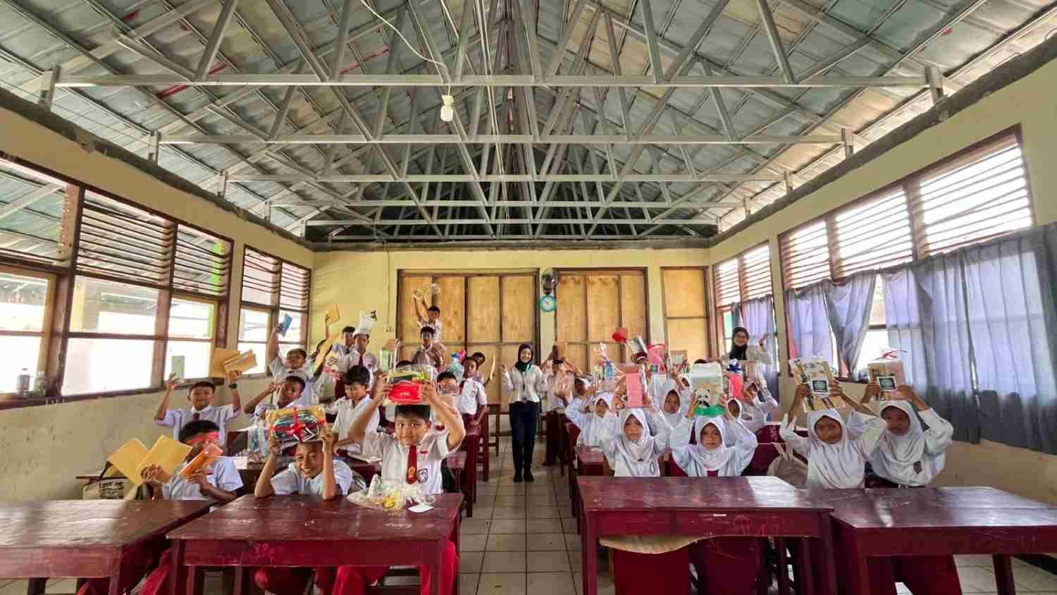 Tim BSI Explore Bagikan ATK kepada Siswa SDN Barugbug 1, Senyum Anak-Anak Jadi Momen Berkesan