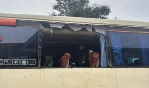 Bus Rombongan The Jakmania Cikampek Dilempari Batu di Tol Palikanci