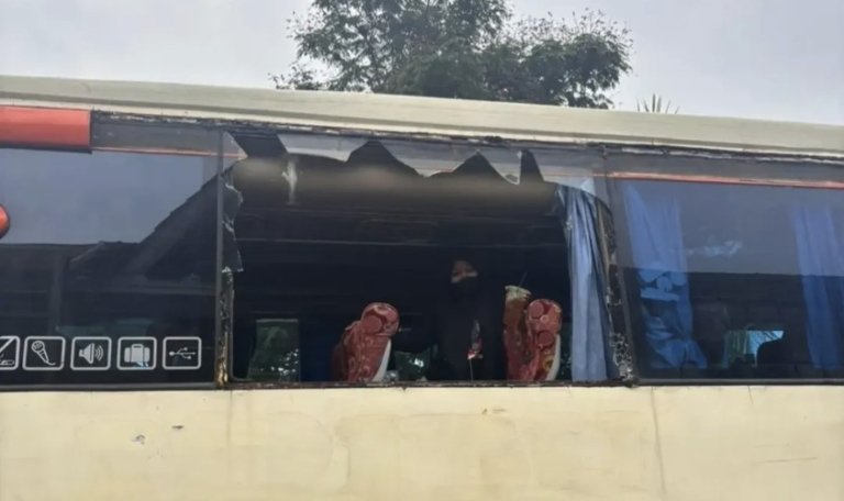 Bus Rombongan The Jakmania Cikampek Dilempari Batu di Tol Palikanci